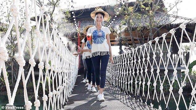Ambyar ! Jembatan Ambruk, Peserta Miss Thailand 'NYEMPLUNG' Di Kolam !