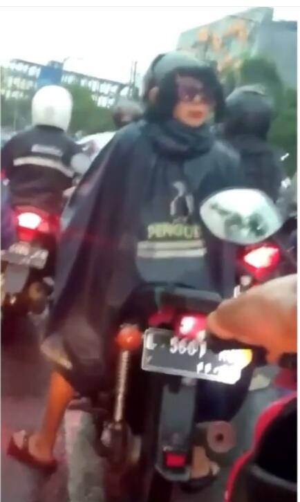 Bikin Merinding!!! Desain Helm Pengendara Ini Malah Nyeremin