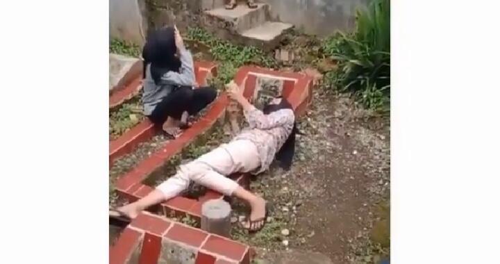 Konyol, 4Cewek Ini Tidur Cekikikan dan Foto Selfi di Atas Makam! Tuai Hujatan Netizen