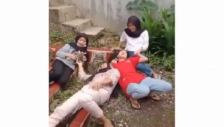 Konyol, 4Cewek Ini Tidur Cekikikan dan Foto Selfi di Atas Makam! Tuai Hujatan Netizen