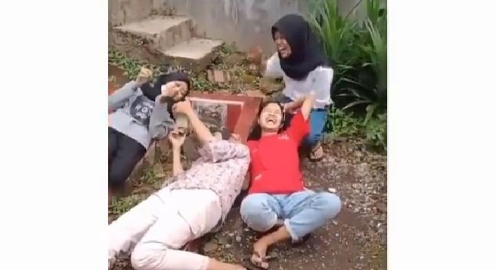 Konyol, 4Cewek Ini Tidur Cekikikan dan Foto Selfi di Atas Makam! Tuai Hujatan Netizen