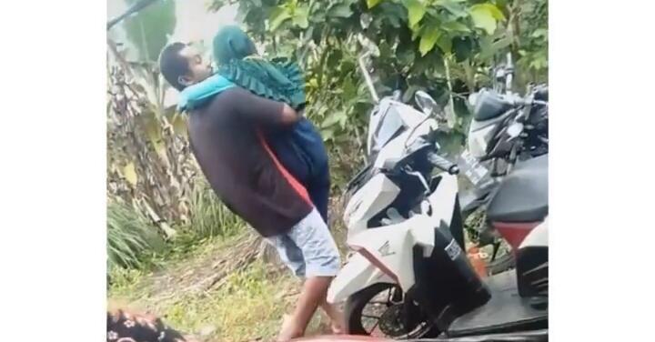 Mengharukan, Seorang Pria Menggendong Istrinya Nyoblos ke TPS karena Tak Bisa Jalan!