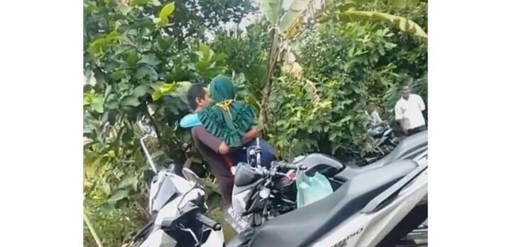 Mengharukan, Seorang Pria Menggendong Istrinya Nyoblos ke TPS karena Tak Bisa Jalan!