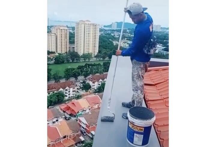 Tukang Cat Menantang Maut, Mengecat Atap Gedung Tinggi Tanpa Pengaman! Netizen Ngeri