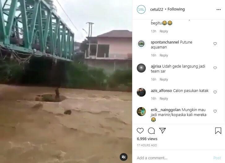 Musim Hujan Datang, Bocah Ini Asik Nyemplung Di Air Yang Deras! Aquaman