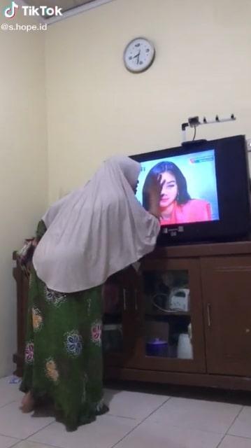 Gara-Gara Tokoh Elsa Di Ikatan Cinta, Emak Ini Emosi TV Di Getok Dong! Auto Rusak