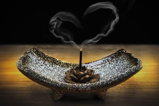 Ritual Penglaris Di Dunia Nyata Memang Ada, Ini Buktinya Dagangan Pisang Disembur Air