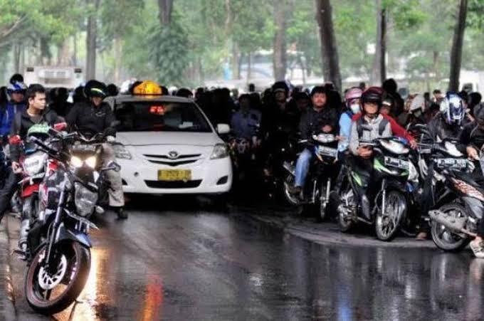 Ingat! 6 Barang Ini Wajib Ada Di Bagasi Motor GanSist