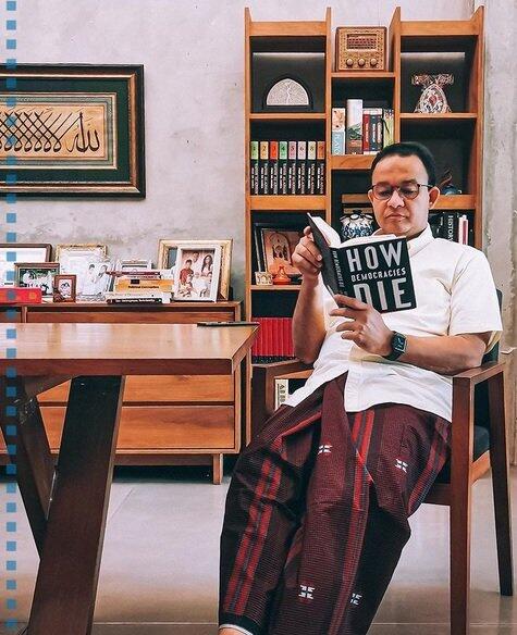 CEK FAKTA: Tidak Benar Foto Anies Baswedan Baca Buku 'Cara Licik Menang Pilpres 2024'