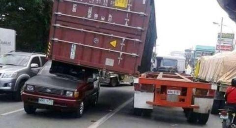 Potret Toyota Kijang Lawas Tertimpa Peti Kemas, Wujudnya Mencengangkan