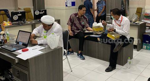 Intip Foto Habib Rizieq saat Diperiksa Polisi: Jadi Imam Salat hingga Makan