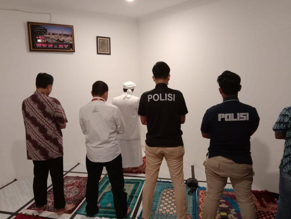 Intip Foto Habib Rizieq saat Diperiksa Polisi: Jadi Imam Salat hingga Makan