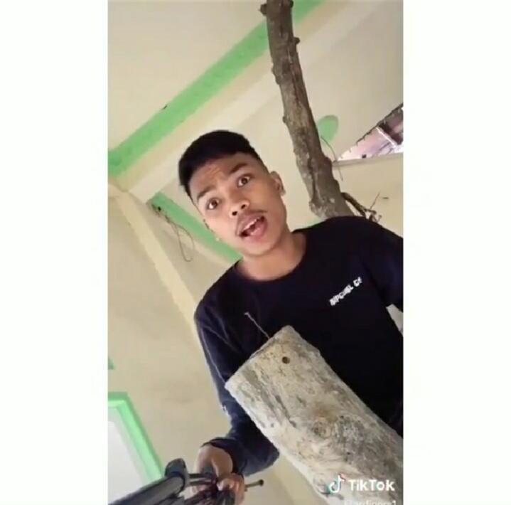 Unik! Bukan di Halaman Atau Kebun, Pohon Nangka ini Dibiarkan Tumbuh di Dalam Rumah!