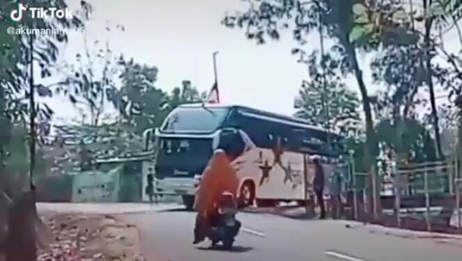 Lagi-lagi Viral! Emak-emak Lawan Bus Besar, Eh Malah Busnya yang Mundur Ngalah