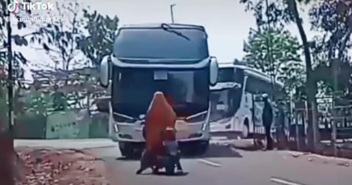 Lagi-lagi Viral! Emak-emak Lawan Bus Besar, Eh Malah Busnya yang Mundur Ngalah