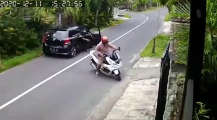 Heboh! Pengendara Motor Menabrak Mobil Berhenti, Harus Menyalahkan Siapa Nih?