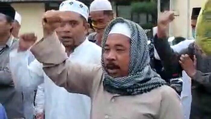 Protes Penahanan Habib Rizieq, Massa Datangi Polsek Tanggul Jember Doa Bersama