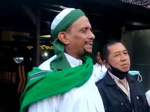 Protes Penahanan Habib Rizieq, Massa Datangi Polsek Tanggul Jember Doa Bersama