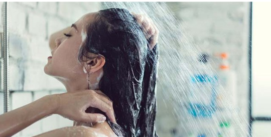 Viral! Wanita Usia 30 Asyik Mandi dengan Santuy di Alun-Alun Probolinggo