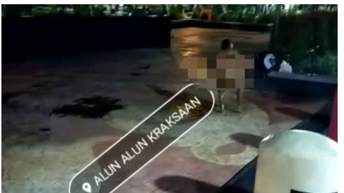 Viral! Wanita Usia 30 Asyik Mandi dengan Santuy di Alun-Alun Probolinggo