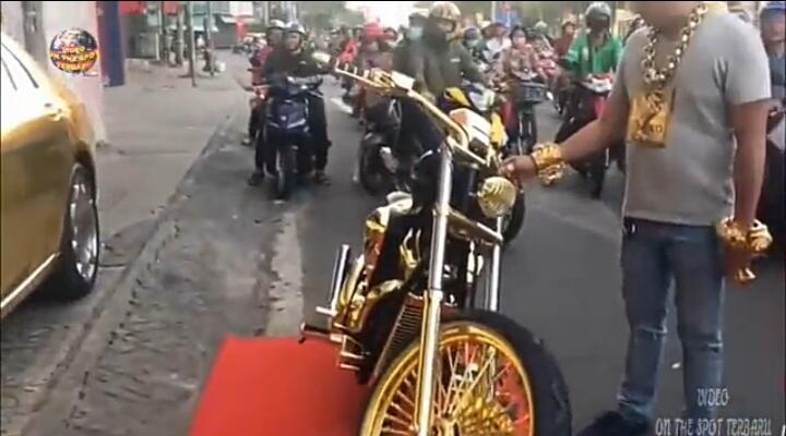 Gila, Viral Pria Vietnam Pamerkan 2Motor Harley Davidson Berlapis Emas! Siapakah Dia?