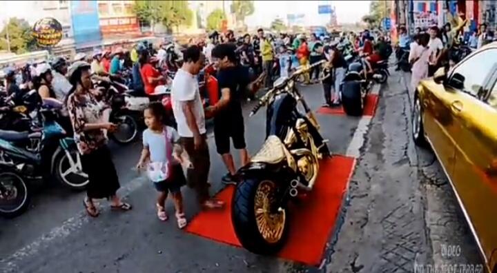 Gila, Viral Pria Vietnam Pamerkan 2Motor Harley Davidson Berlapis Emas! Siapakah Dia?