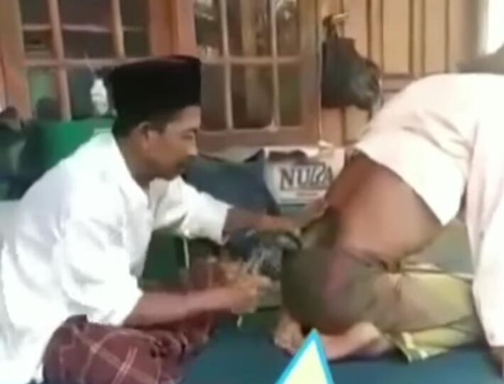 Ngeri bin Ngilu! Bapak-bapak Ini Atasi Sakit Pinggang dengan Dipukul Pakai Palu