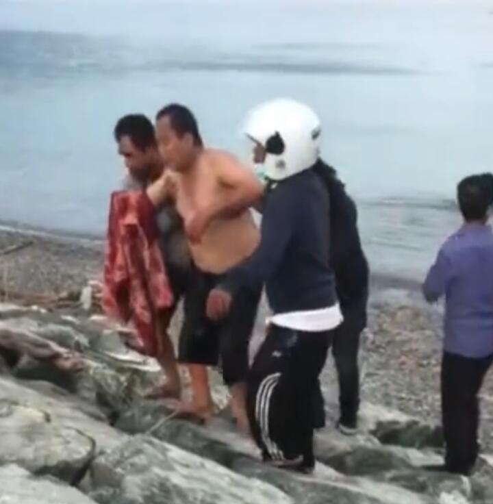 Berenang di Pantai, Tangan Hampir Putus Digigit Buaya! 