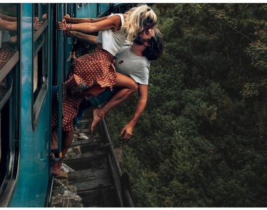 Adegan Berbahaya Aksi Turis di Kereta Api Sri Lanka.