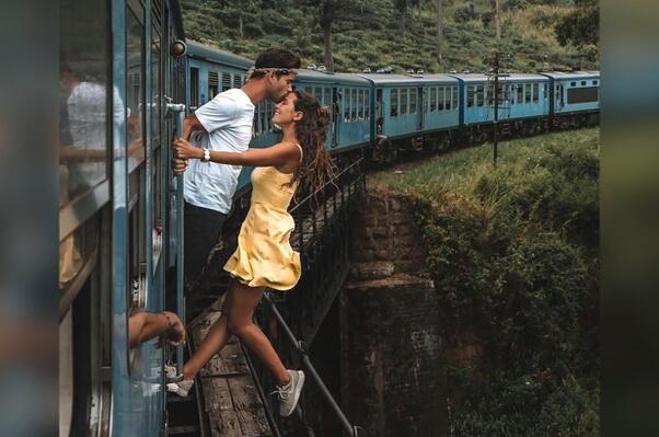 Adegan Berbahaya Aksi Turis di Kereta Api Sri Lanka.