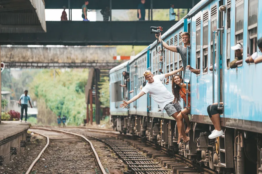 Adegan Berbahaya Aksi Turis di Kereta Api Sri Lanka.
