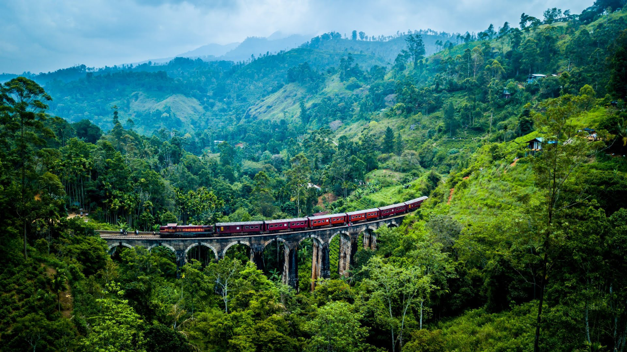 Adegan Berbahaya Aksi Turis di Kereta Api Sri Lanka.