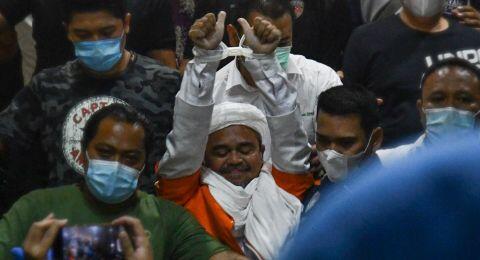 Pekik Takbir dan Isak Tangis saat Habib Rizieq Dijebloskan ke Tahanan
