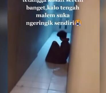 Seram! Pria Ini Rekam Kelakuan Aneh Tetangga Kosannya yang Meringik di Tengah Malam