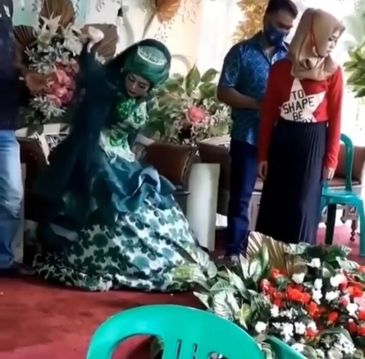 Heboh, Pengantin Wanita Joget Kelewat Asyik di Pelaminan. Netizen: Kesurupan?