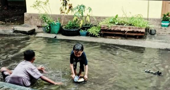 Membiarkan Si Kecil Main Hujan-hujanan, Siapa Takut?