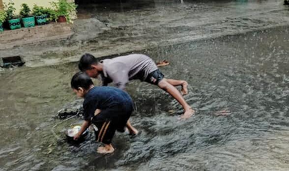 Membiarkan Si Kecil Main Hujan-hujanan, Siapa Takut?