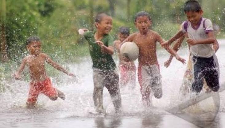 Membiarkan Si Kecil Main Hujan-hujanan, Siapa Takut?