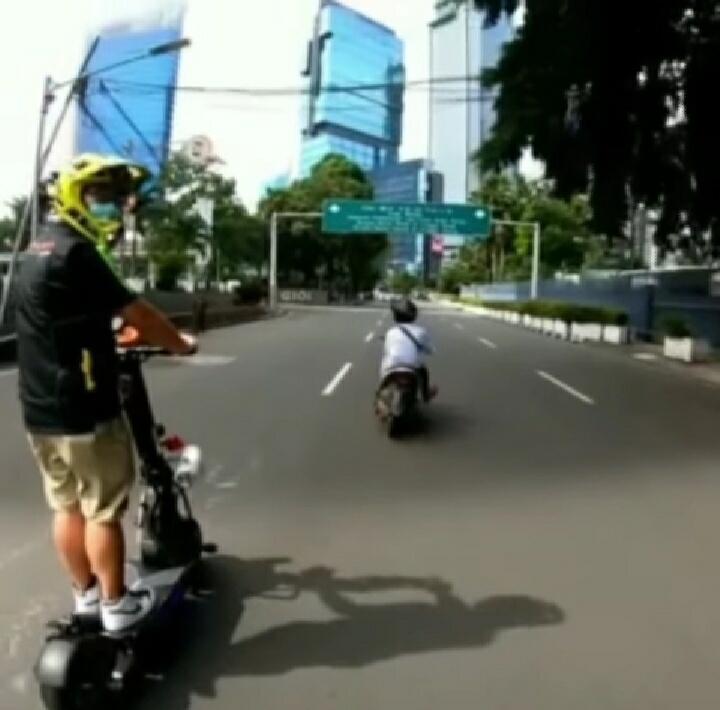 Aksi Pengejaran Jambret ini Bikin Gereget! Laju Motor Kalah Oleh Scooter!