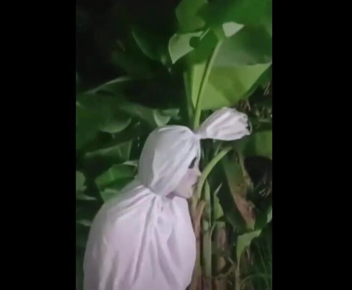 Merinding! Pria Ini Bikin Konten dan Berdandan Pocong, Malah Didatangi Pocong Beneran