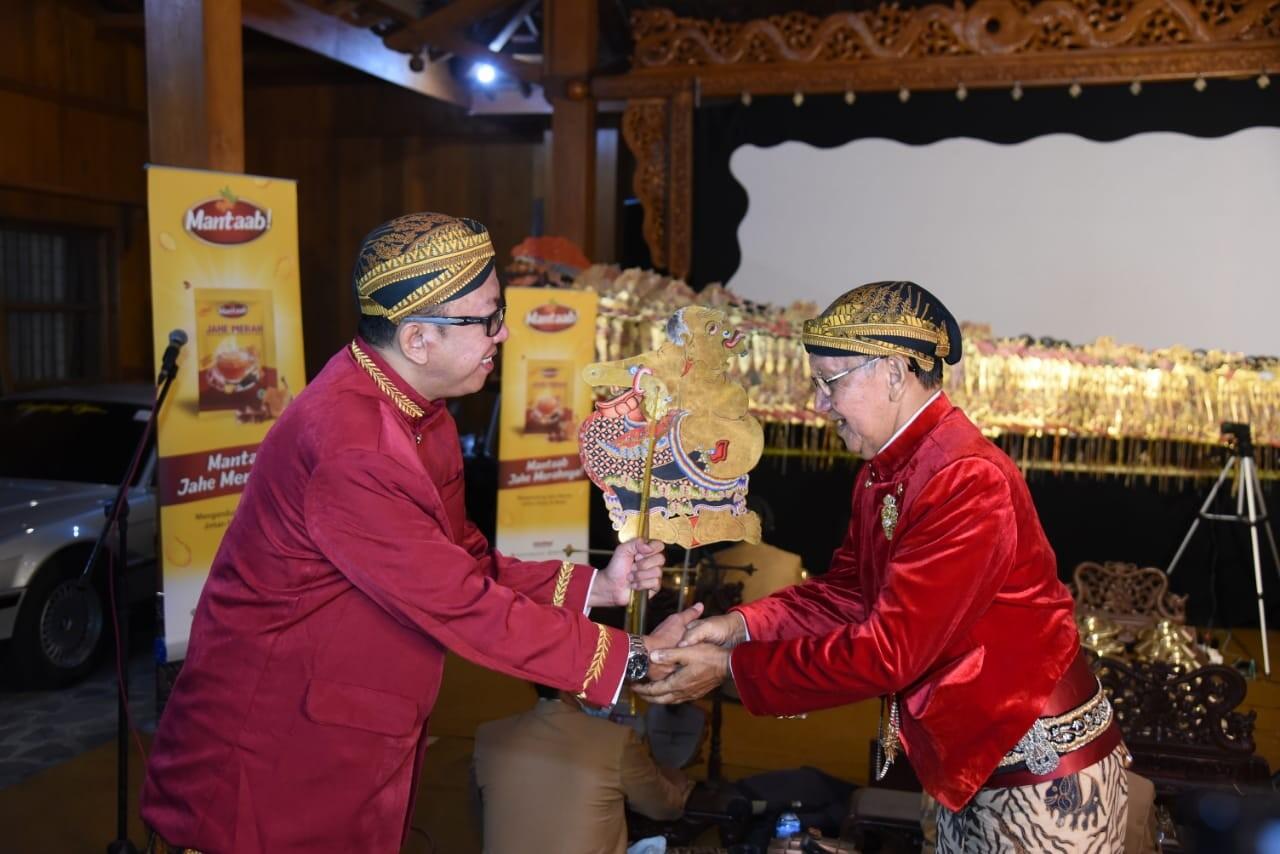 Jahe Merah Mantaab Gandeng Ki Manteb Saat Peluncuran