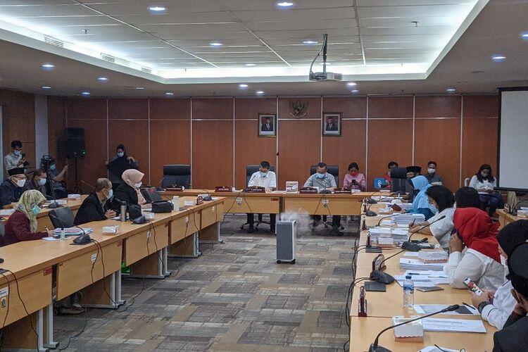 Bentak Guru Pembuat Soal &quot;Anies Diejek Mega&quot;, Ketua DPRD DKI: Apa yang di Otak Bapak?