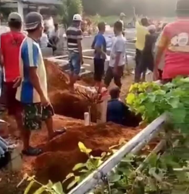 Aneh tapi Nyata, Kuburan Ini Bersebelahan dengan Lapangan bola, Sambil Nonton Gan!