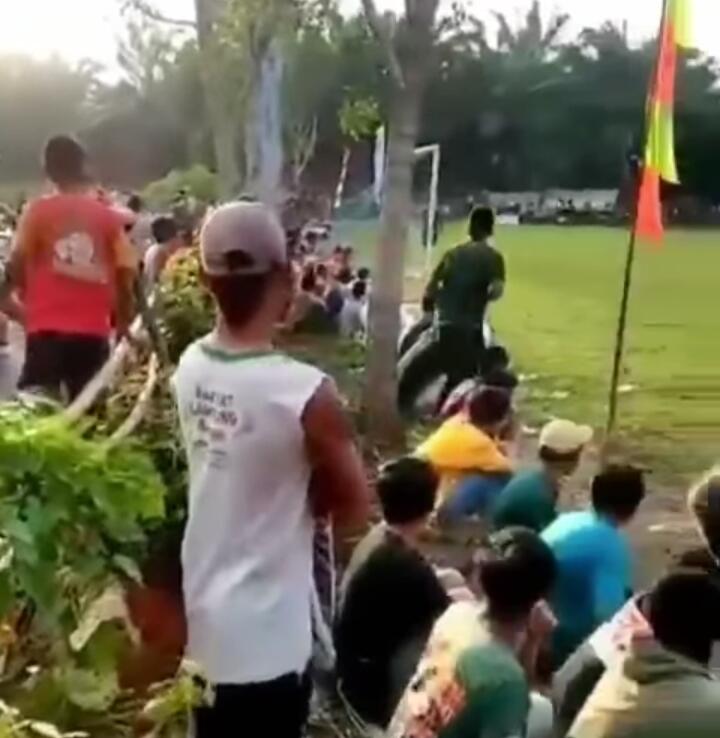 Aneh tapi Nyata, Kuburan Ini Bersebelahan dengan Lapangan bola, Sambil Nonton Gan!