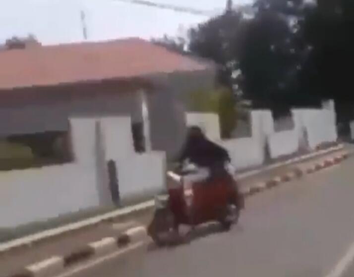 Atraksi Remaja Menaikkan Roda Depan Motor Saat di Jalanan, Berujung Tragis!