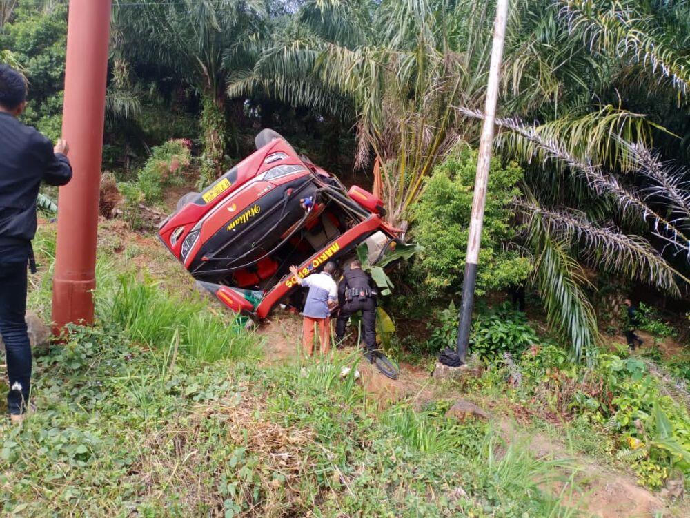 Mobil bus mengangkut Brimob Polda Sumsel terbalik di Muara Emat Kabupaten Kerinci