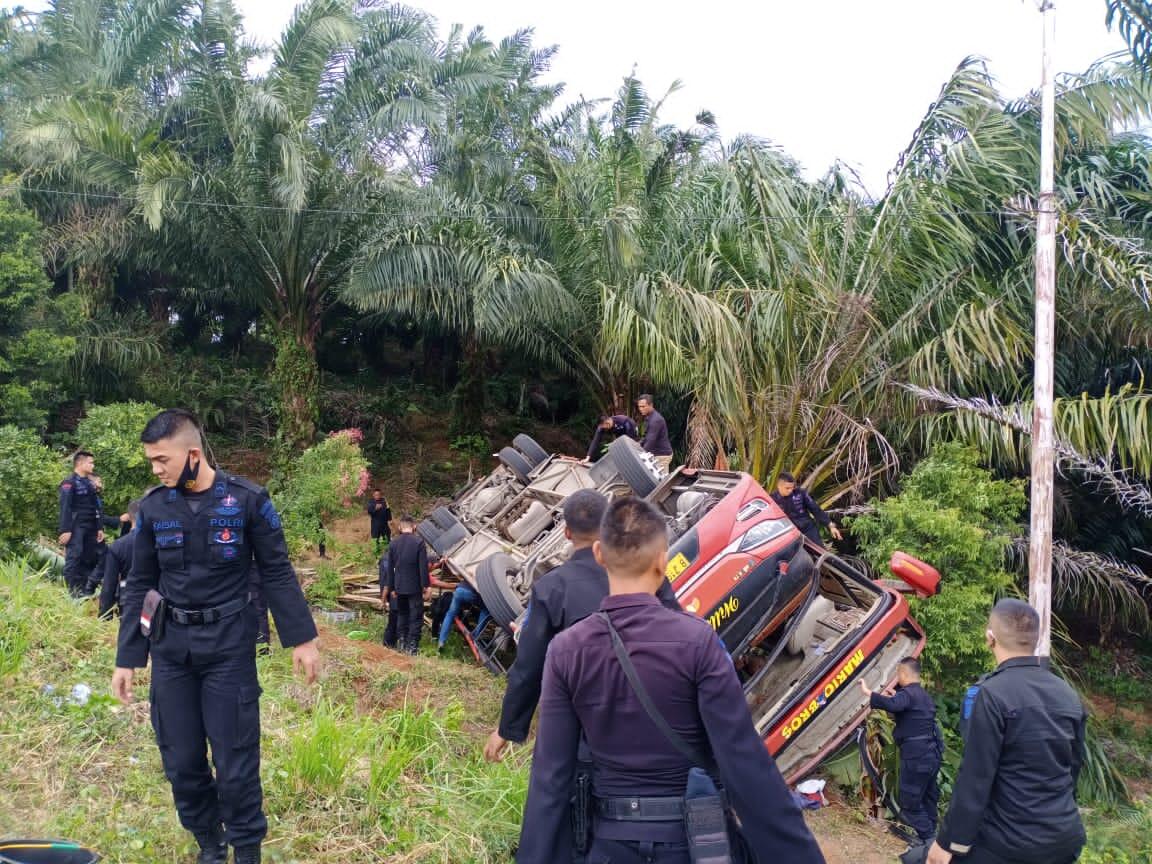 Mobil bus mengangkut Brimob Polda Sumsel terbalik di Muara Emat Kabupaten Kerinci
