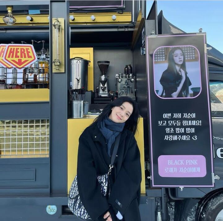 Sweet Banget! Rosé BLACKPINK Kirimkan Food Truck ke Lokasi Syuting Snowdrop 