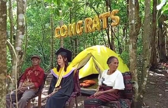 Terkendala Sinyal, Mahasiswi Asal NTT Rayakan Wisuda Online di Hutan!