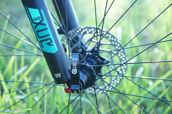 Cara Lepas Pasang Roda Depan Sepeda yang memakai Fork SR Suntour TA(Thru Axle) QLoc 2